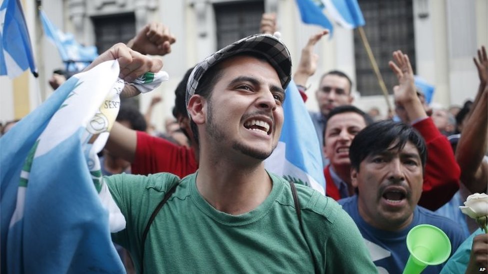 Демонстранты реагируют, когда слышат новость о том, что Конгресс проголосовал за снятие иммунитета президента Отто Переса Молины от судебного преследования 1 сентября 2015 года.
