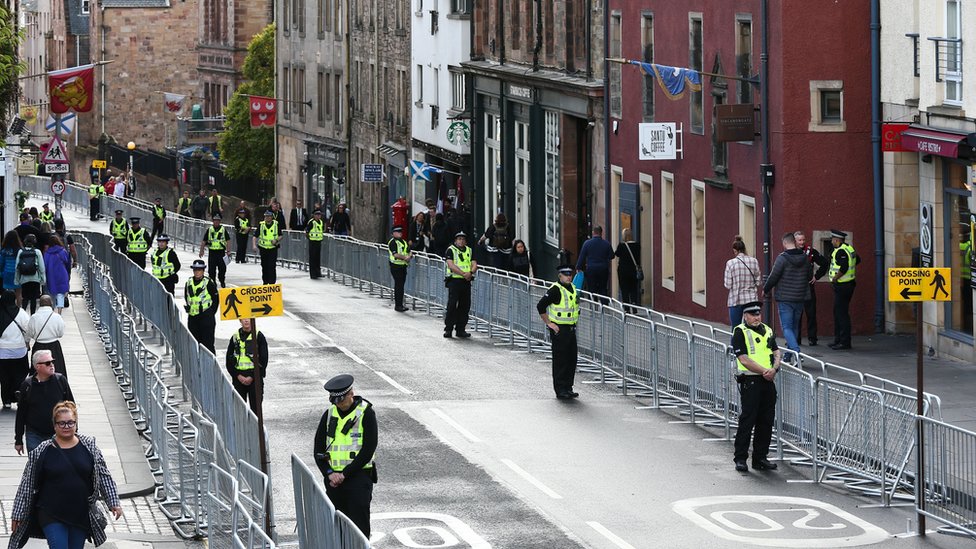 Oficiales de policía desplegados a lo largo de la Royal Mile de Edimburgo