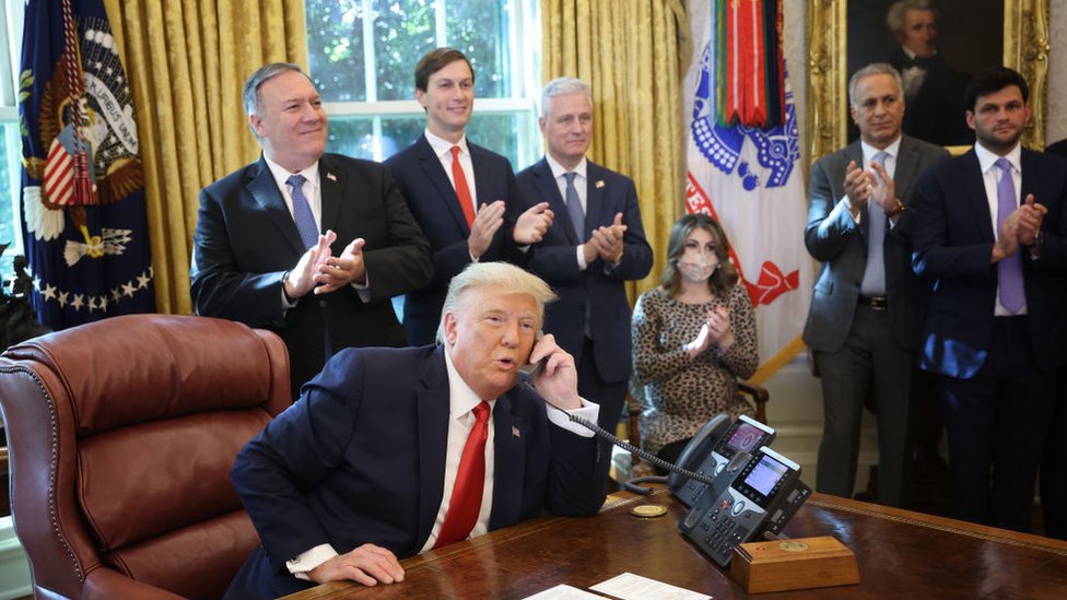 Trump con su equipo en la oficina oval de la Casa Blanca.