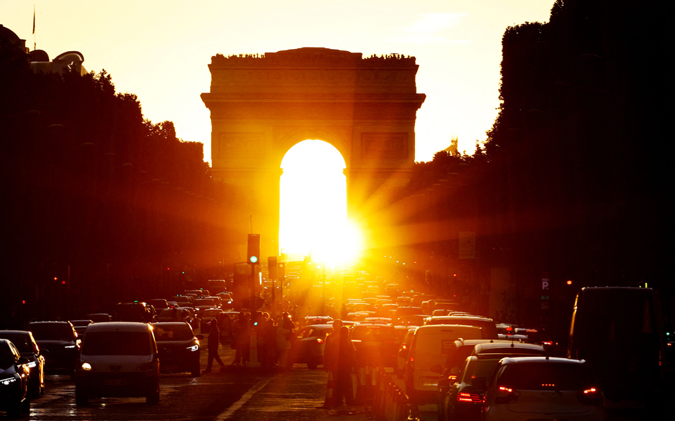 يجتمع الناس في باريس لمشاهدة غروب الشمس خلف قوس النصر مباشرة 2 أغسطس/آب.