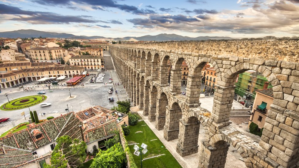 El Acueducto de Segovia es una construcción romana que data del siglo II d.C. Acueducto de Segovia