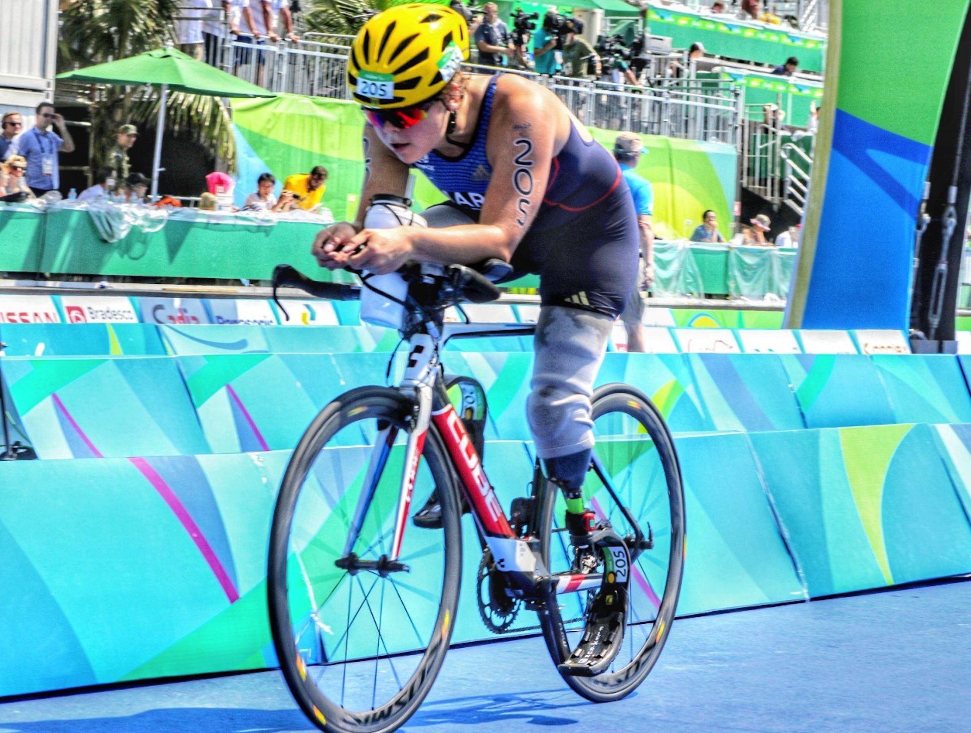 Atleta com deficiencia na perna corre prova de ciclismo nas Paralimpiadas de 2016