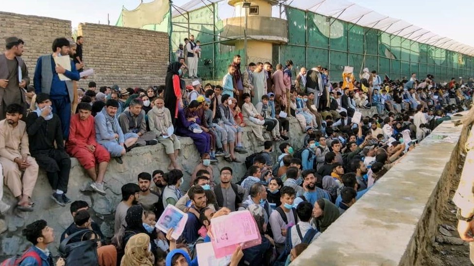 Multidão nos arredores do aeroporto de Cabul