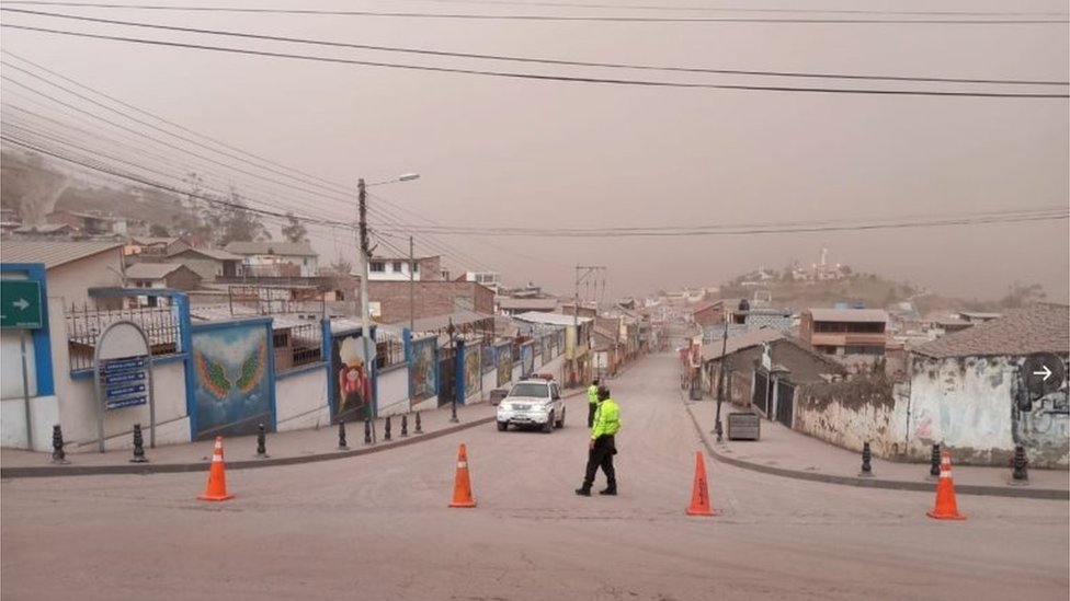 Густое облако пепла покрывает прилегающие районы города после извержения вулкана Сангай в Алауси, Эквадор, 20 сентября 2020 г.