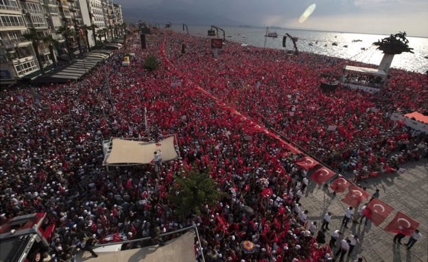 Kerumunan orang pada kampanye calon oposisi Ince di Izmir pada hari Kamis (21/06).