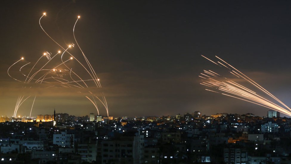 Conflicto israelí-palestino: la impresionante foto que muestra la lucha entre el "domo de Hierro" de Israel y los misiles de Hamás - BBC News Mundo