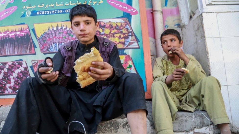 Anak-anak Afghanistan mencaari kerja di pinggir jalan di Kabul.