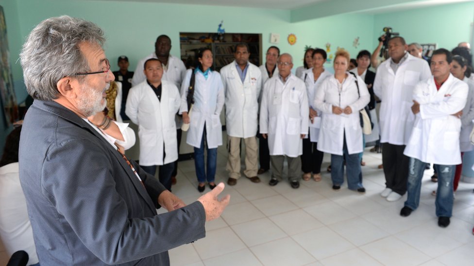 Doctores cubanos participantes en el programa Más Médicos en Brasil