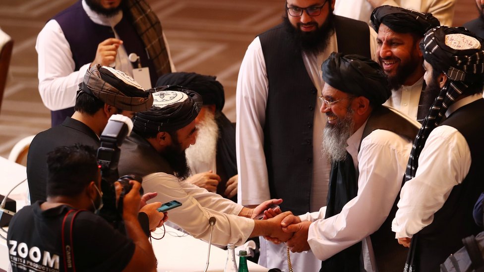 Делегаты талибов пожимают руки во время переговоров с афганским правительством в Дохе, Катар. Фото: 12 сентября 2020 г.