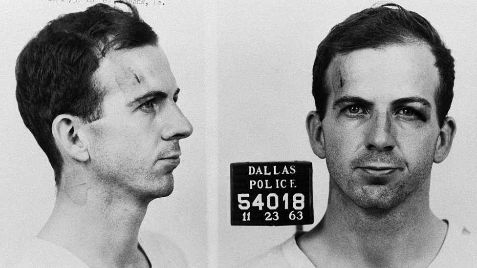 Foto de Lee Harvey Oswald al ser fichado en el departamento de polícia de Dallas acusado de asesinar a JFK
