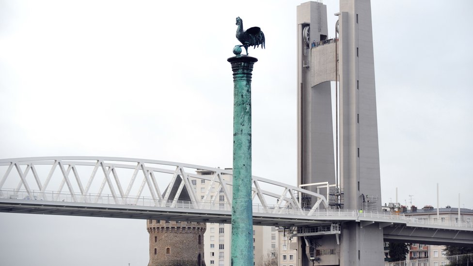Алжирский каноник во французском порту Брест с статуей петуха на вершине