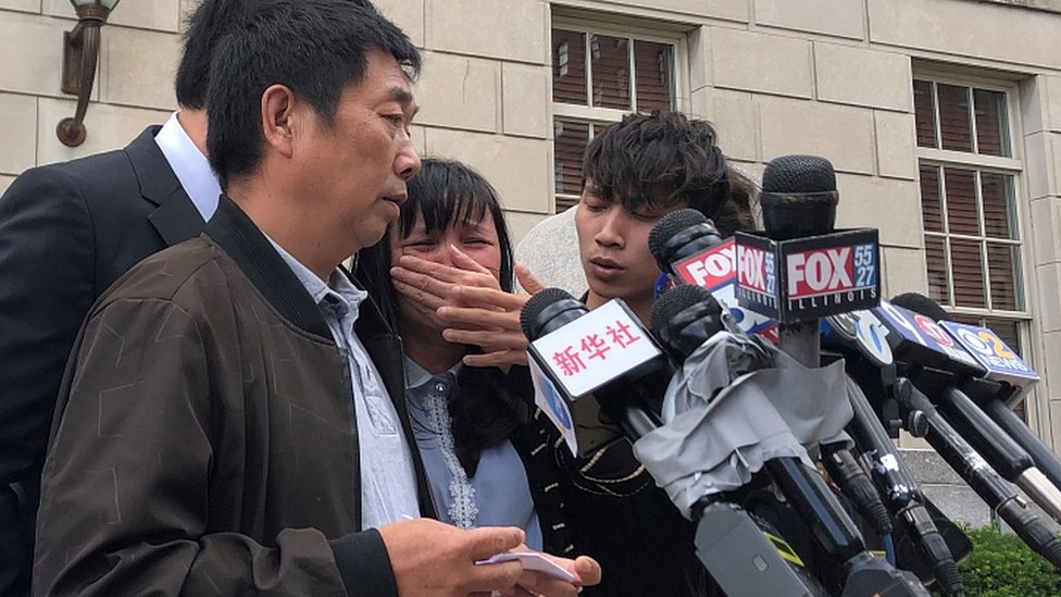 Жунгао Чжан, отец Иньин Чжан, зачитывает заявление от имени семьи вне суда