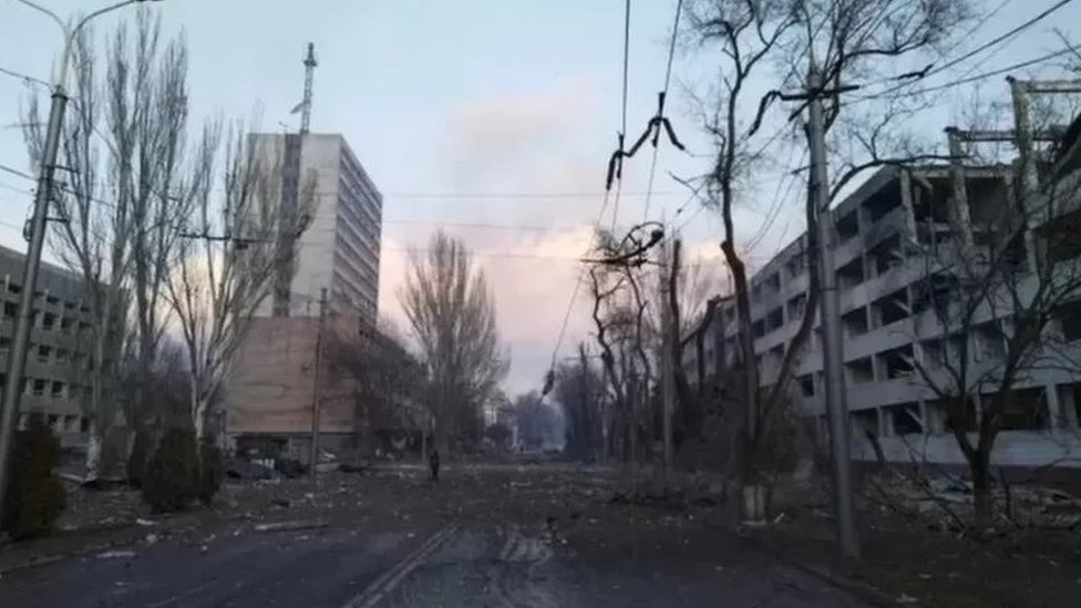 Rua vazia e com sinais de destruição em Mariupol