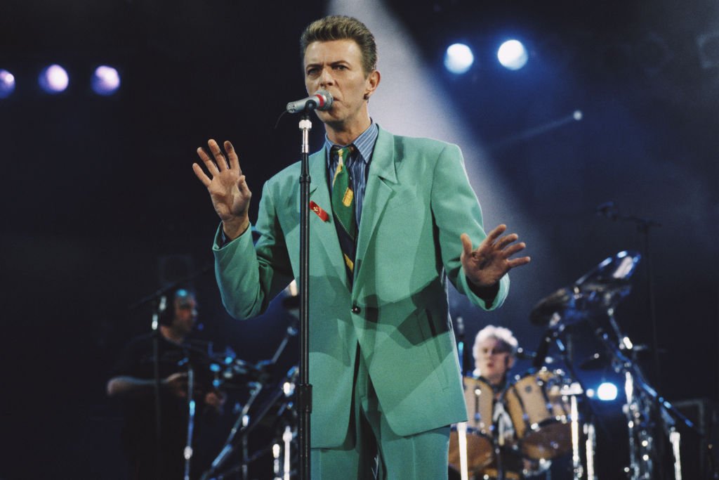 David Bowie cantando en el concierto en homenaje a Freddie Mercury en 1992