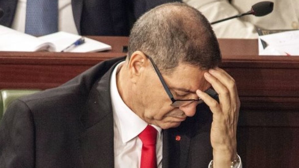 Премьер-министр Туниса Хабиб Эссид реагирует на голосование в парламенте Туниса. Фото: 30 июля 2016 г.