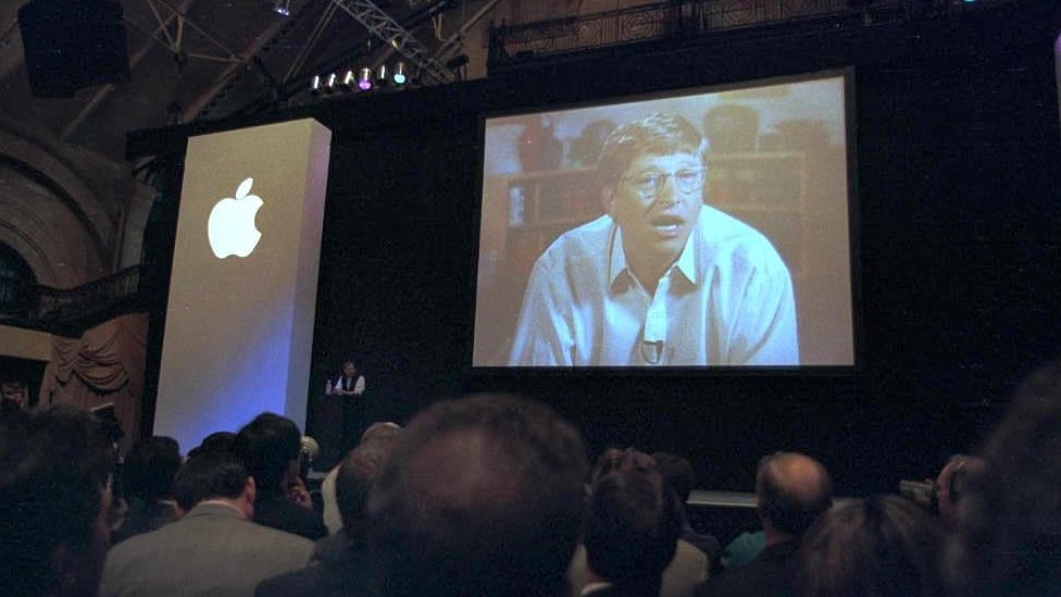 Билл Гейтс на экране на мероприятии Apple
