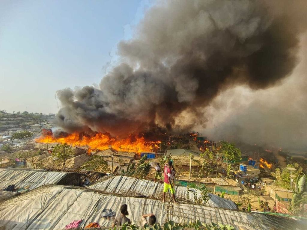 Kamp pengungsi Rohingya terbakar.