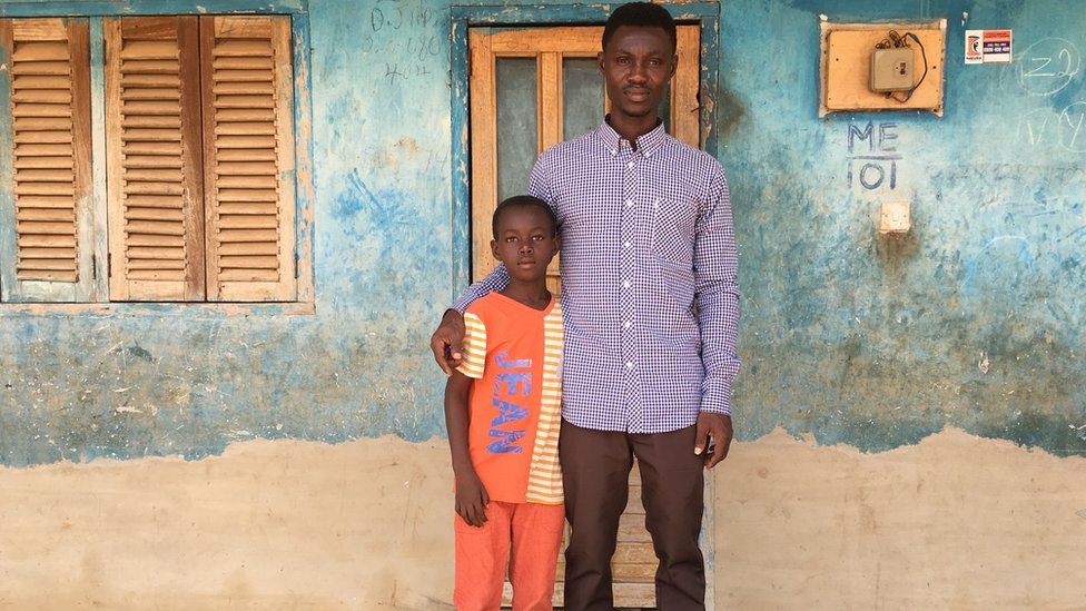 Мартин Кайере со своим сыном Элвисом в семейном доме в центральной Гане