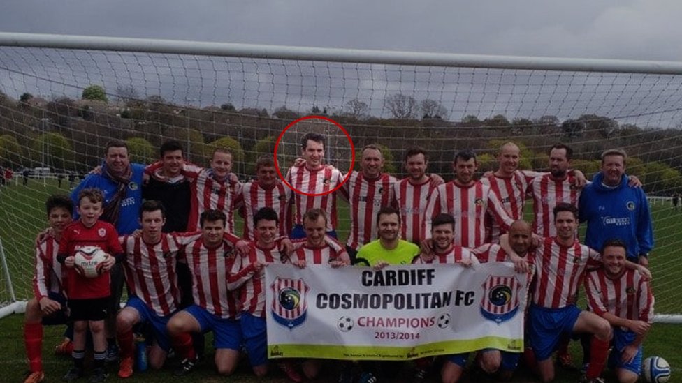 Мистер Бекли (в кружке) играл за Cardiff Cosmopolitan Football Club