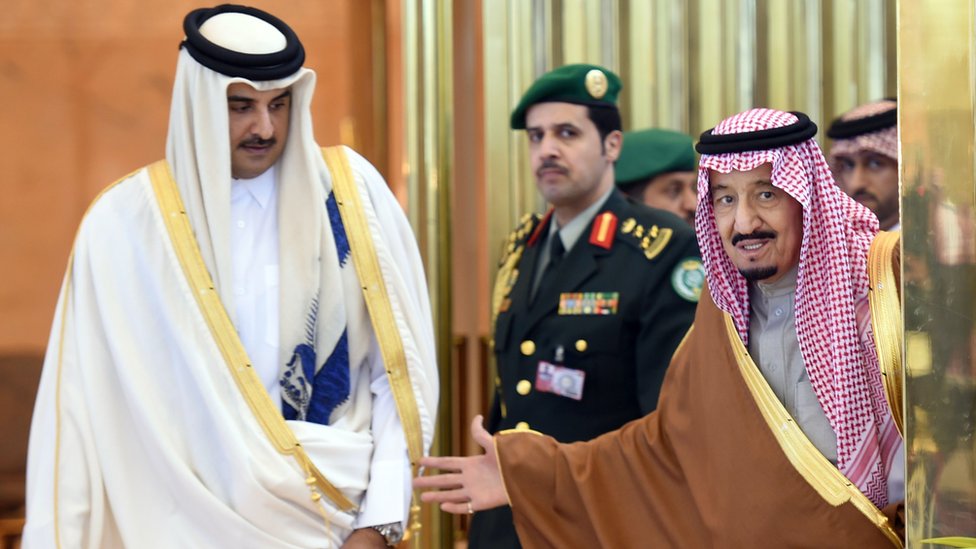 الملك السعودي سلمان بن عبد العزيز وأمير قطر تميم بن حمد آل ثاني