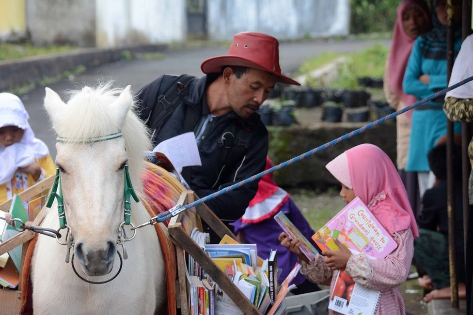 Un caballo cargando libros, como parte de un concepto de biblioteca móvil llamado Kuda Pustaka, en Indonesia, en 2015.