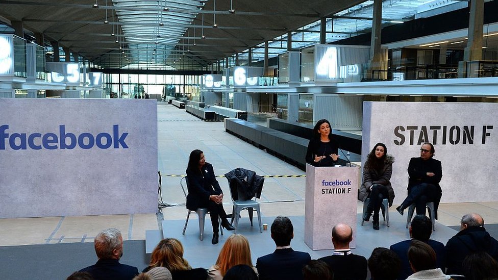 La directora de operaciones de Facebook, Sheryl Sandberg, dijo que Facebook creará en Station F su primera incubadora de startups en Europa. La directora de operaciones de Facebook, Sheryl Sandberg