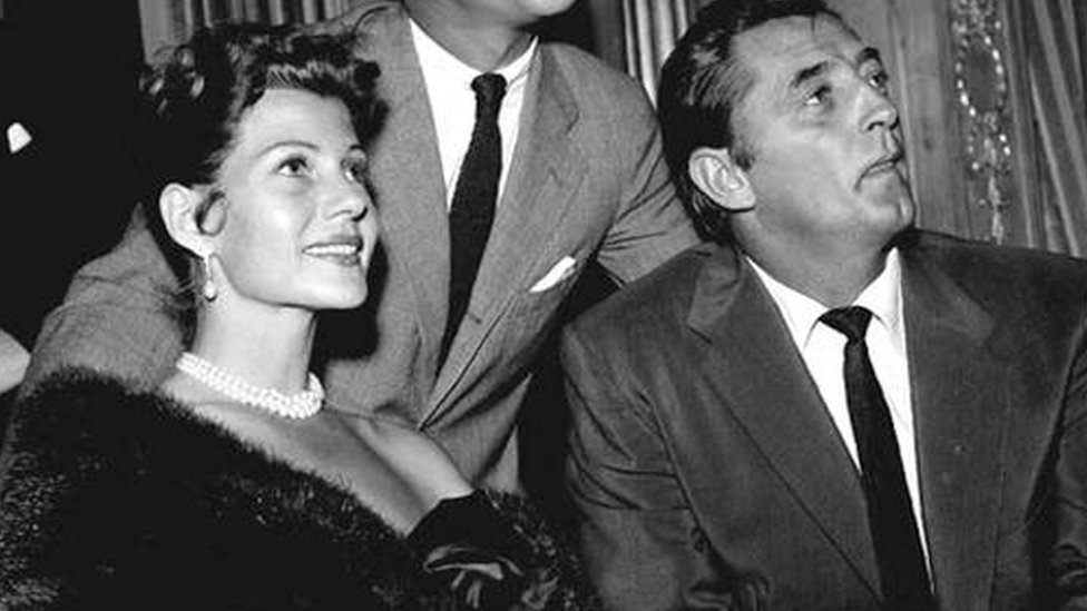 Rita Hayworth, aquí con Robert Mitchum, interpretó a varias mujeres fatales. Rita Hayworth y Robert Mitchum