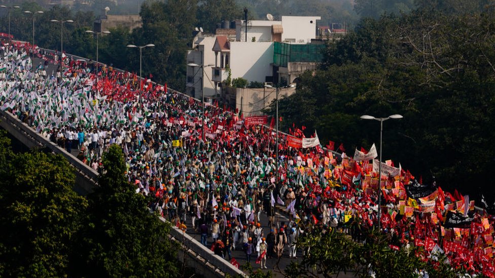 Фермеры со всей страны протестуют против «отмены ссуд» и «стандартизации справедливой заработной платы» в Нью-Дели.