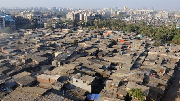 印度的金融之都孟買有著亞洲最大平民窟，裏面擁擠住著65萬人。