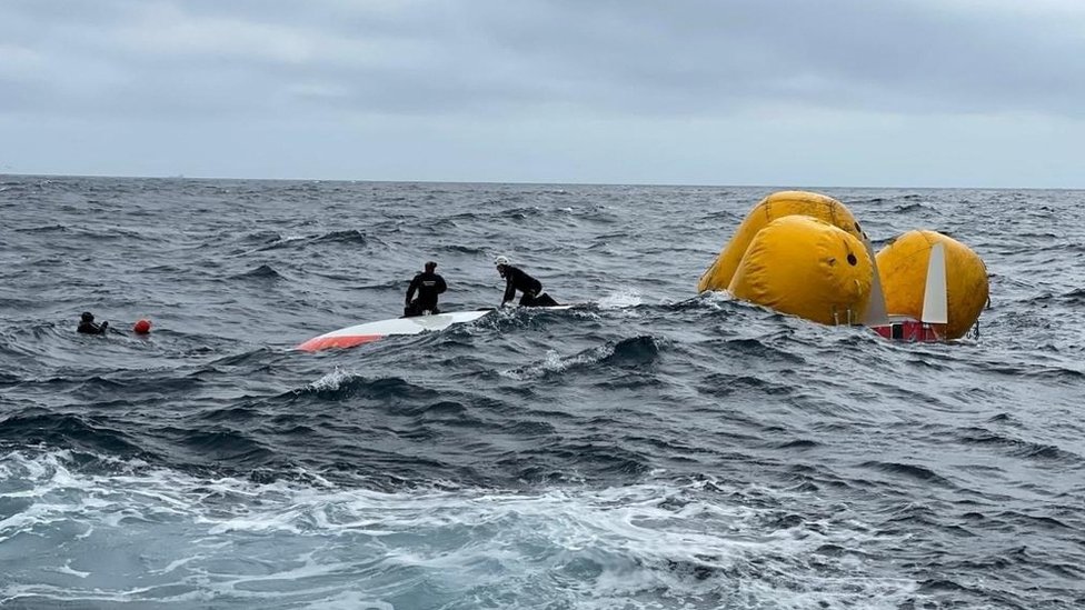 Un equipo de Salvamento Maritimo de España rescata al marinero francés.