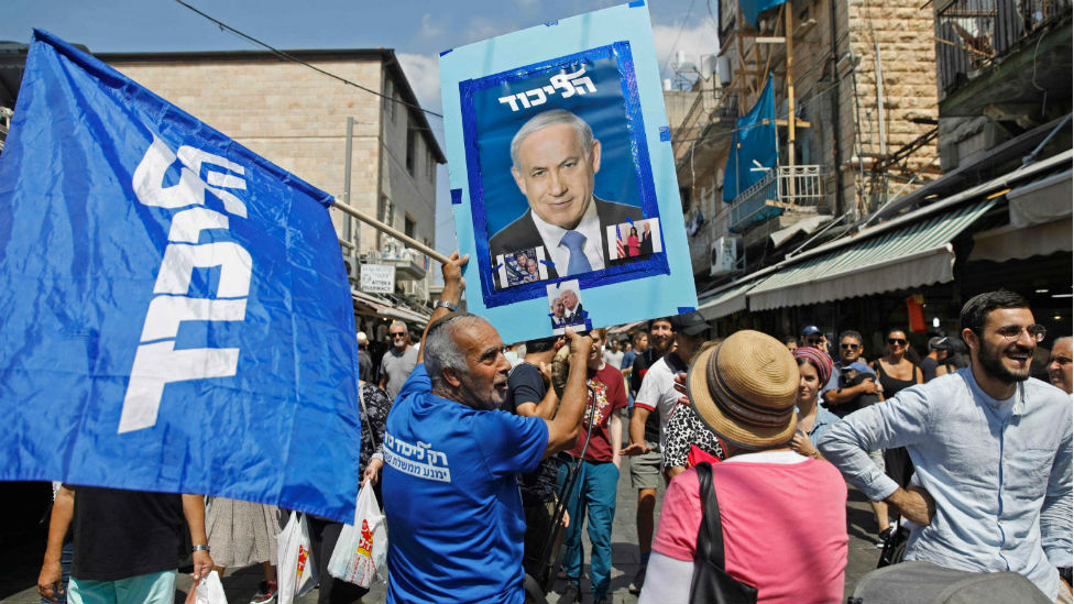 Сторонники премьер-министра Израиля Биньямина Нетаньяху маршируют на рынке Махане Иегуда в Иерусалиме 13 сентября 2019 года.