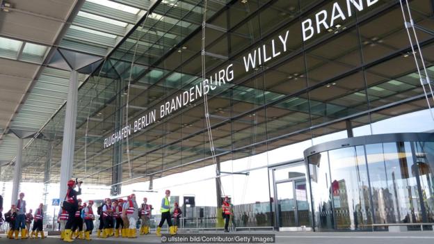 El aeropuerto de Brandenburgo de Berlín, ofrece ahora tours turísticos. Afueras del aeropuerto inacabado de Brandenburgo.