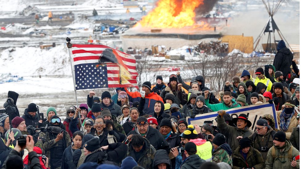 Противники нефтепровода Дакота-Доступ маршируют из своего основного лагеря возле Кэннон Болл, Северная Дакота