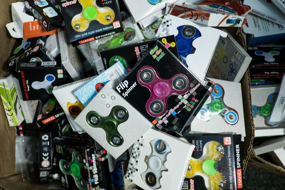 Tener el figdet spinner más novedoso se ha vuelto motivo de popularidad en la escuela. Distintos fidget spinners