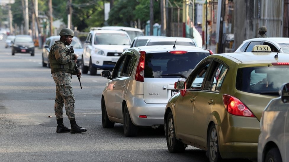 Militar armado em rua da Jamaica