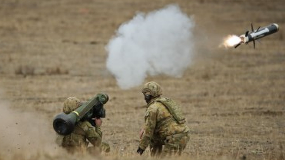 Soldados lanzan un misil Javelin en un entrenamiento