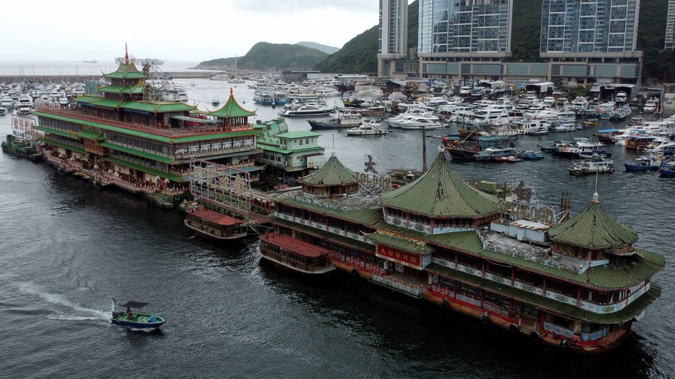 珍寶海鮮舫（左）與太白海鮮舫（右）停放於香港仔避風塘（13/6/2022）