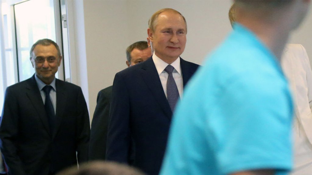 Suleiman Kerimov (izquierda) y Vladimir Putin en Sochi, Rusia, en 2019