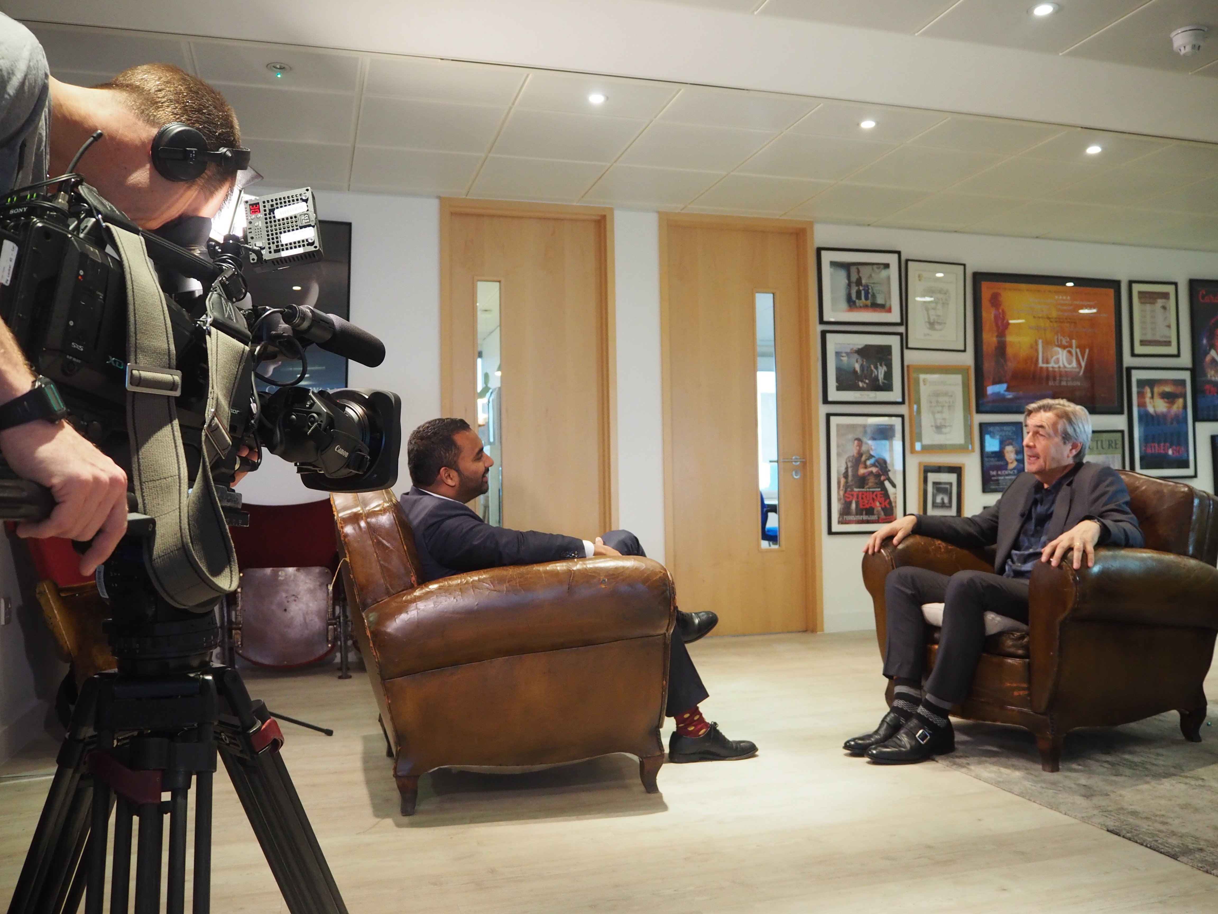 Оператор BBC Карл Уорд снимается с Амолом Раджаном в офисе исполнительного продюсера The Crown Энди Харриса