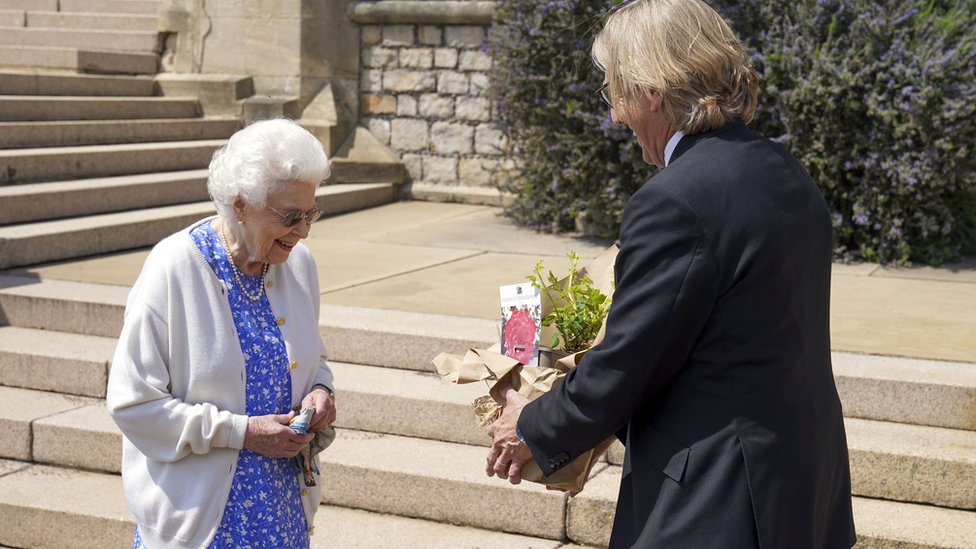 La Reina recogiendo la rosa.