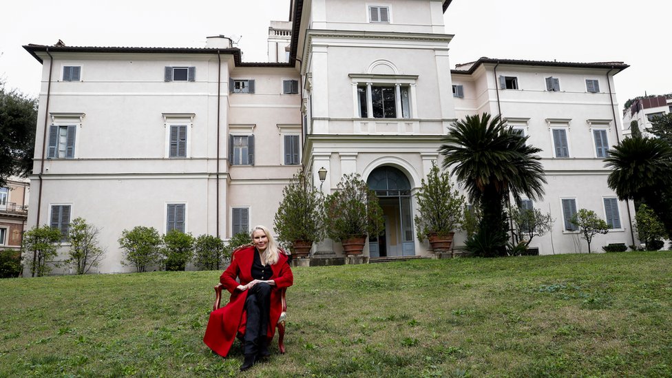 La princesa Rita Boncompagni Ludovisi posa para una fotograf&iacute;a afuera de Villa Aurora, un edificio que cuenta con el &uacute;nico mural en el techo de Caravaggio.