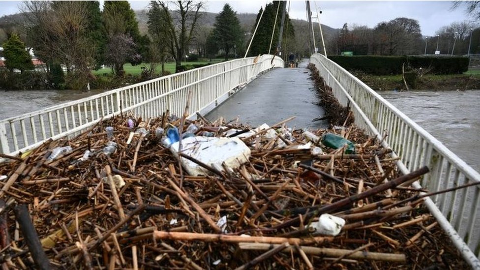 Обломки на пешеходном мосту в Понтипридде после наводнения