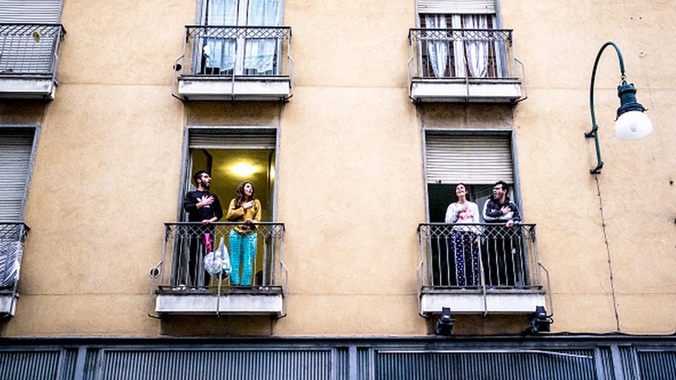 Gente italiana en balcones