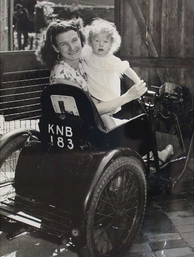 Мама и ребенок в инвалидной коляске