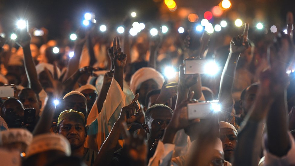 Демонстранты в Судане с мобильными телефонами ночью - май 2019 г.