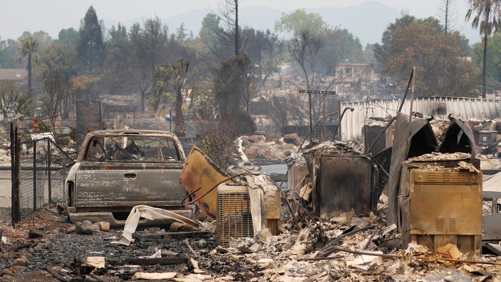 Automóvil y estructuras quemadas por el incendio Carr en California.