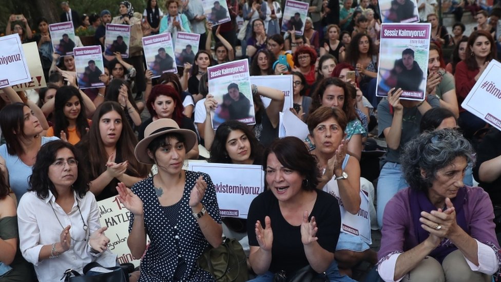 Kadın hakları savunucuları Emine Bulut cinayetinin ardından İstanbul Sözleşmesi'nin uygulanması çağrısıyla Türkiye'nin pek çok kentinde protesto gösterisi düzenledi