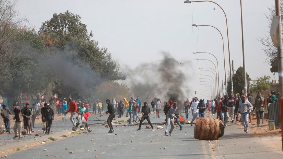 Residents clash with South African Police Service (SAPS) officers in Eldorado Park, near Johannesburg, on August 27, 2020, during a protest by community members after a 16-year old boy was reported dead.