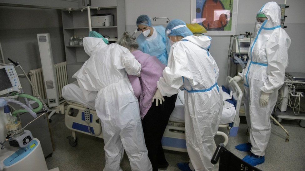 Медицинские работники лечат пациента, страдающего коронавирусной болезнью (COVID-19) в Клиническом больничном центре Zemun в Белграде, Сербия,