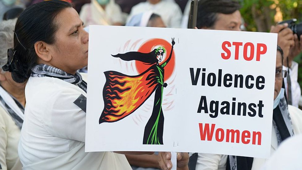 Женщины участвуют в акции протеста в Ахмедабаде 20 марта 2015 года после группового изнасилования пожилой монахини.